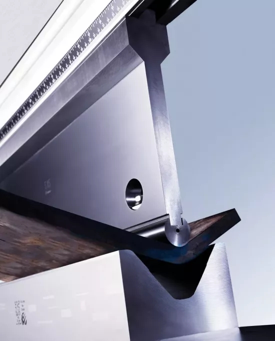 需要重型沖頭架、大半徑?jīng)_頭和重型 60 度模具來(lái)彎曲這種厚HSS