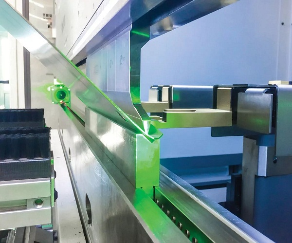 凸度系統(tǒng)或撓度補(bǔ)償有助于彎曲長度超過 40 到 60 英寸的零件。對于較短的彎曲長度，撓度可能不顯著