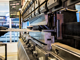 五金沖壓模具加工廠，如何處理沖壓件裂紋和翹曲？