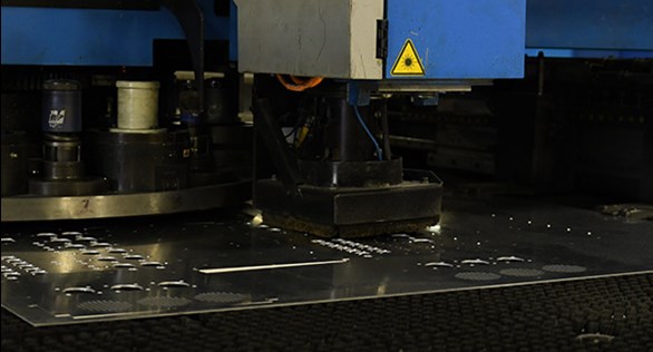 沖壓機(jī)對于切割相對簡單的零件特別有效，否則零件將被激光或水刀切割