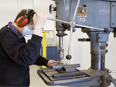 五金沖壓加工廠，如何用普通沖床生產(chǎn)精密沖壓件？