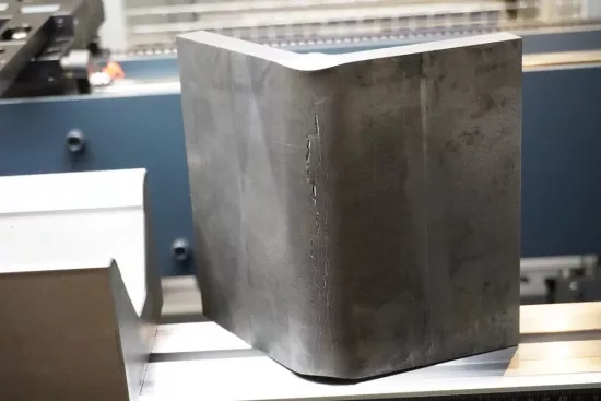 彎曲高速鋼的挑戰(zhàn)之一是，當(dāng)使用具有太小的 V 形開口的模具彎曲這種材料時(shí)，沿外側(cè)彎曲半徑可能會(huì)出現(xiàn)裂紋