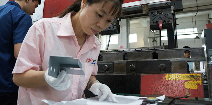 誠瑞豐精密鈑金加工全員參與產(chǎn)品品質檢查