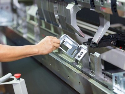 深圳五金沖壓廠，校正工藝特點詳解
